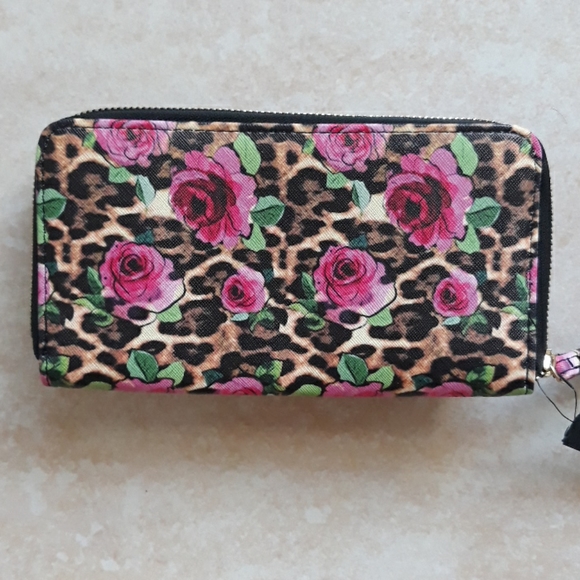 Tahari RFID pretty wristlet - Picture 2 of 14